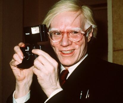 El artista pop Andy Warhol sostiene una camara en Nueva York en una imagen dde 1976. Conocido por sus pinturas y películas de vanguardia. Warhol murió en 1987 después de una operación rutinaria de la vesícula biliar.