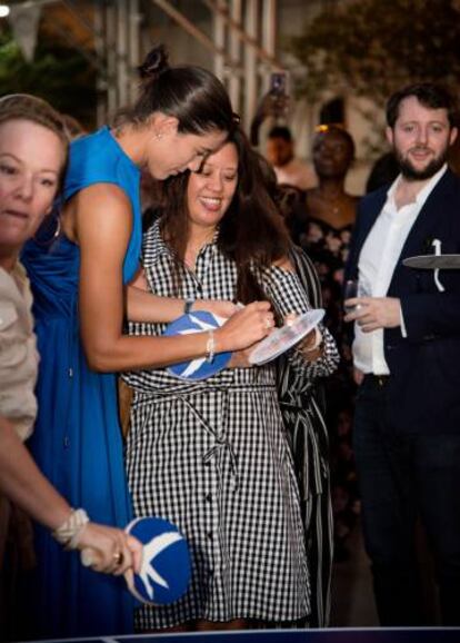 Garbiñe Muguruza firmando un autógrafo.