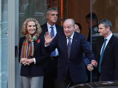 El rey Juan Carlos salía este miércoles del restaurante de Madrid donde se celebraba el cumpleaños de su hija Elena.