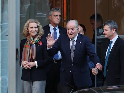 El rey Juan Carlos salía este miércoles del restaurante de Madrid donde se celebraba el cumpleaños de su hija Elena.