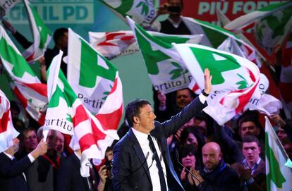 Matteo Renzi saluda en el acto final de campaña del PD.