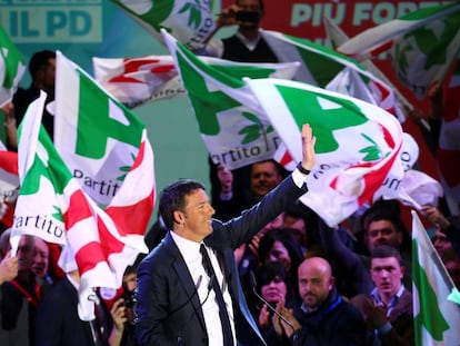 Matteo Renzi saluda en el acto final de campaña del PD. 