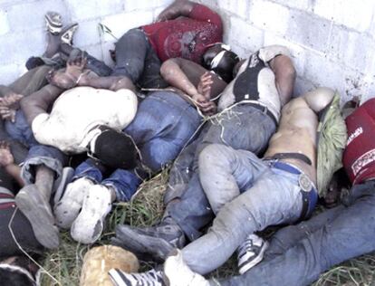 Cadáveres amontonados de inmigrantes asesinados tras ser extorsionados en el rancho San Fernando. La foto pertenece al diario <i>'El Universal'.</i>