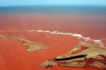 TOPSHOTS Handout picture released by the Espirito Santo State Press Office showing an aerial view of the Doce River--which was flooded with toxic lama after a dam owned by Brazilian Vale SA and Australian BHP Billiton Ltd burst early this month-- flowing into the Atlantic Ocean in Regencia, Espirito Santo State, Brazil, on November 24, 2015. AFP PHOTO/Espirito Santo State Press Office - FRED LOUREIRO