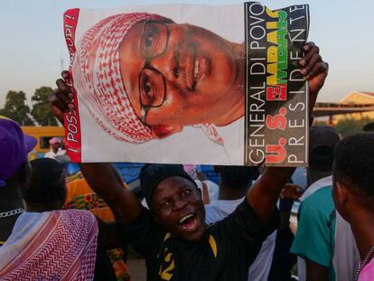 Seguidores del general Embaló muestran pancartas con su candidatura, durante un acto de campaña en Bissau, el pasado noviembre.