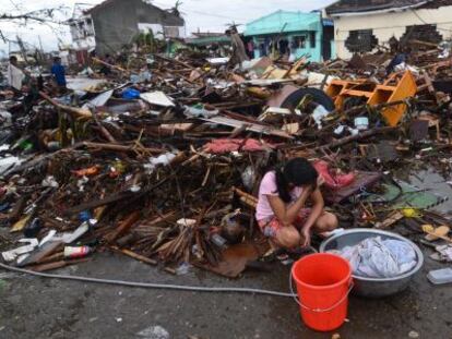na joven hace la colada entre escombros en una zona devastada de Leyte.