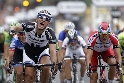 Kittel celebra su victoria en los Campos Elíseos.