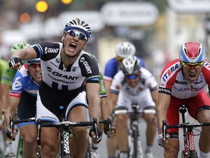 Kittel celebra su victoria en los Campos Elíseos.