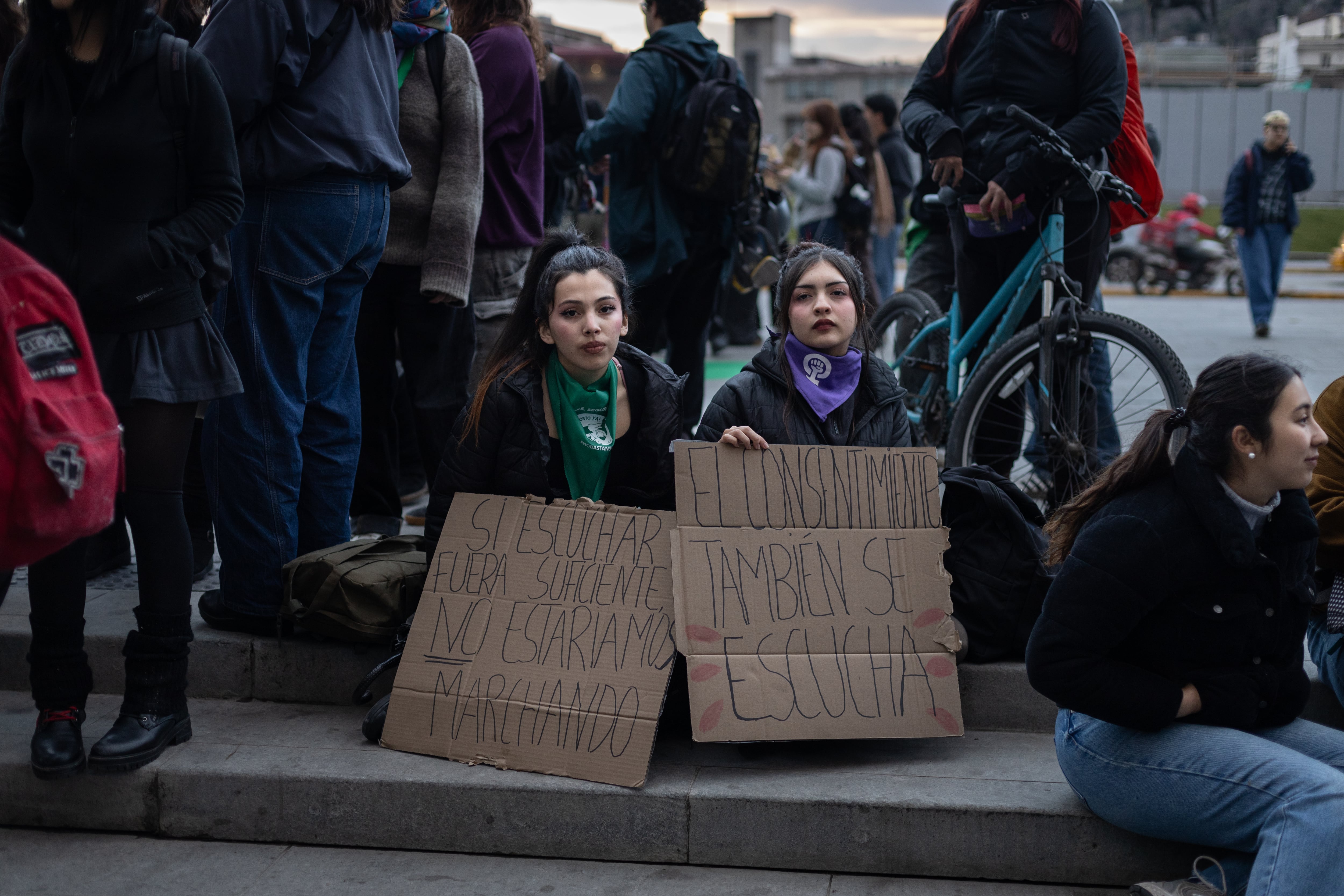 Dos mujeres sostienen carteles durante una manifestación feminista en Santiago.