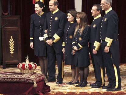 Los ujieres del Congreso de los Diputados se fotografian junto a la corona en el interior del hemiciclo donde todo está preparado ya para la proclamación ante las Cortes Generales del Rey Felipe VI.