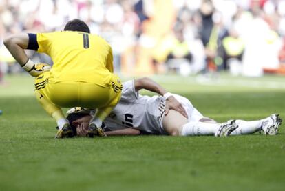 Di María se toca el muslo dañado durante el partido contra Osasuna, el domingo pasado, mientras Casillas se interesa por su estado.