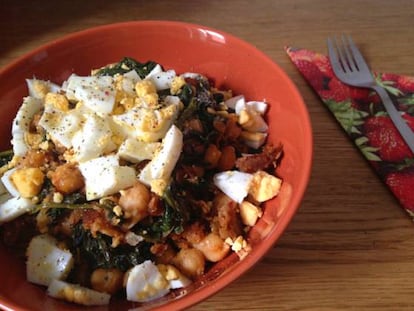 Espinacas salteadas con garbanzos y huevo duro