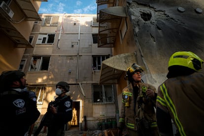 Soldados israelíes inspeccionan un bloque de viviendas de Sderot (Israel) tras el impacto de un cohete.