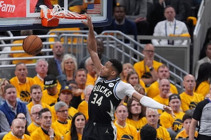 Giannis Antetokounmpo hace un mate durante el partido de este sábado.