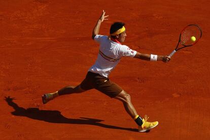 Si el asiático posee una corriente de electricidad en las piernas, él concentra un depósito voltaico en la mente, y esta le decía que la ocasión era demasiado jugosa como para dejarla escapar. En la imagen, Kei Nishikori devuelve una bola a Nadal.