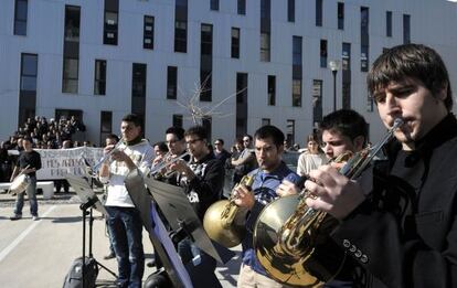 Los estudiantes de conservatorio protestaron en Valencia en febrero del pasado a&ntilde;o por los recortes.