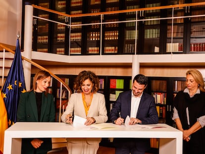 De izquierda a derecha: Nira Fierro, diputada del PSOE por Canarias; la ministra María Jesús Montero; el secretario de organización de Coalición Canaria, David Toledo y la diputada de CC, Cristina Valido, esta mañana, durante la firma del acuerdo.