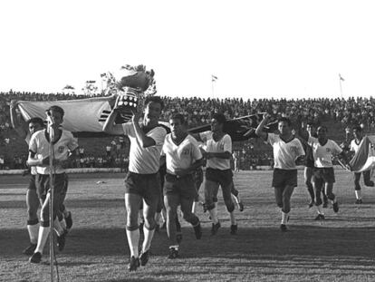 Israel tras ganar la Copa de Asia en 1964.