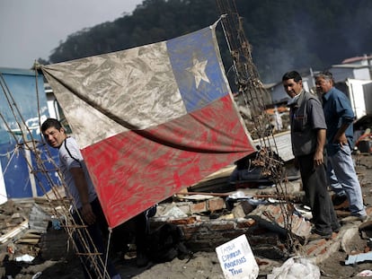 Vítimas do terremoto junto a uma bandeira de Chile.