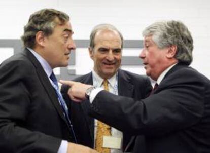 El presidente de la CEOE, Juan Rosell (i); el presidente de Fomento del Trabajo, Joaquim Gay de Montellà (c), y el vicepresidente primero de la CEOE y presidente de la patronal madrileña CEIM, Arturo Fernández (d), en una asamblea general ordinaria de la CEOE. EFE/Archivo