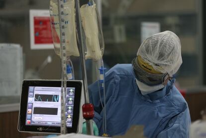 Personal médico atiende a pacientes de covid-19 el pasado 21 de julio en el Hospital Juárez de Ciudad de México (México).