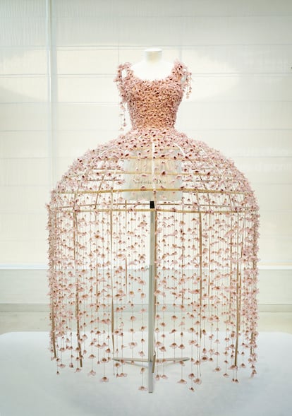 Uno de los diseños de la alta costura de primavera-verano 2025 de Dior. Aludiendo a corsés y crinolinas, Maria Grazia Chiuri jugó con el pasado, la modernidad, el significado y la transfiguración del legado sartorial.