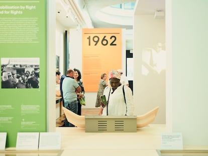Varias personas observan la exposición permanente del Museo nacional de la inmigración de París en su reapertura.