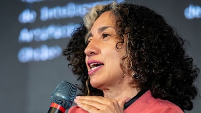 Paola Ricaurte, an expert in AI and feminism, during her participation in the DemocracIA Forum in Buenos Aires, Argentina.