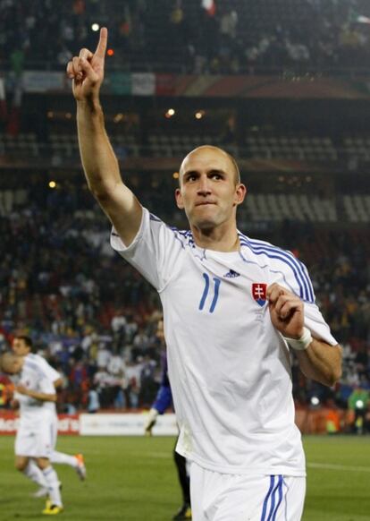 El delantero eslovaco Robert Vittek celebra uno de los goles anotados ante Italia el pasado jueves.