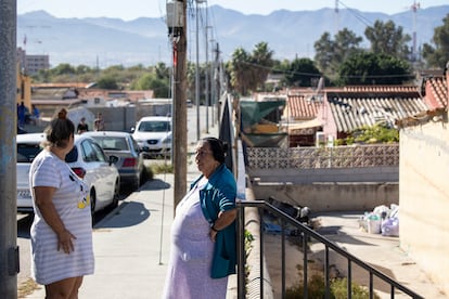 Dos vecinas, en el barrio de Los Asperones.