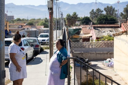 Dos vecinas, en el barrio de Los Asperones. 
