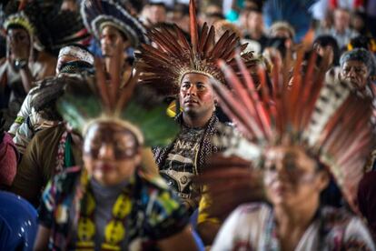 Miembros de comunidades indgenas de Per, Brasil y Bolivia se renen durante la asamblea de la Iglesia amaznica en Puerto Maldonado (Per), antes de la llegada del Papa Francisco.