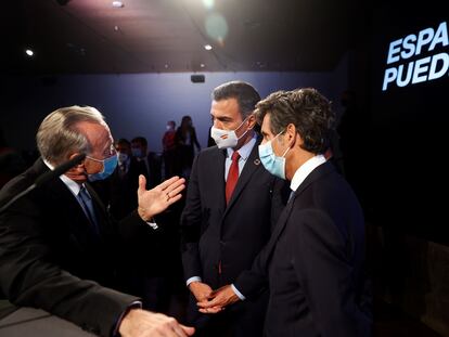 El presidente del Gobierno, Pedro Sánchez (centro) conversa con el presidente de la Fundación La Caixa, Isidre Fainé (izquierda) y el presidente de Telefónica, José María Álvarez-Pallete.
