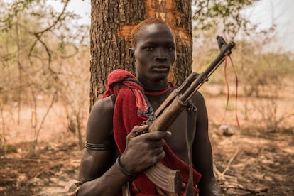 Makal Maker, un ganadero sudanés de la tribu Dinka, posa con su rifle en su campamento de ganado en Mingkaman, en el estado de Lagos (Sudán del Sur).