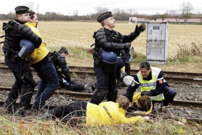 La policía francesa detiene a activistas de Greenpeace que intentaron bloquear el paso del convoy.