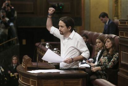 Congreso de los Diputados. Debate de investidura. Pablo Iglesias saluda a los diputados de sus filas tras su intervencion.
