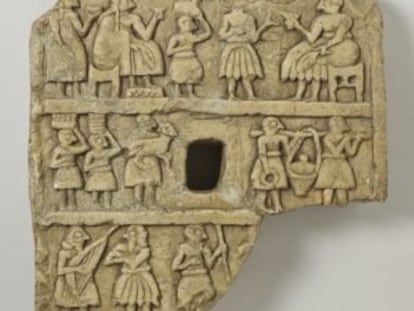 Placa. Diyala (Khafaje), Irak. Período dinástico arcaico II. Piedra | 20,4 × 20 × 4,2 cm. © Oriental Institute Museum, Chicago