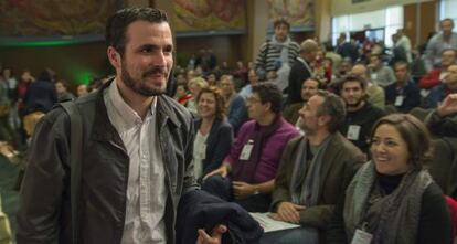 Alberto Garzón, este domingo a su llegada a la asamblea de IU.