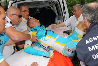 El ciclista Vinokourov, tras el fuerte accidente en la carrera gala.