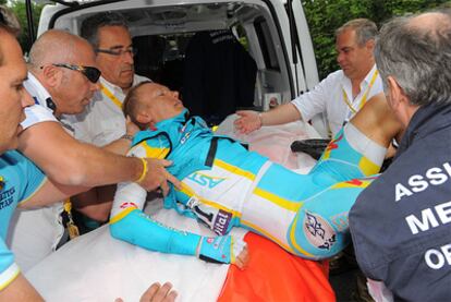 El ciclista Vinokourov, tras el fuerte accidente en la carrera gala.