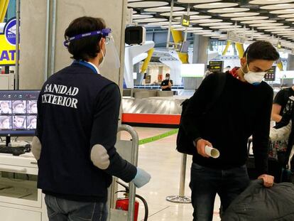 Un sanitario efectúa el control sanitario en el aeropuerto de Madrid-Barajas.