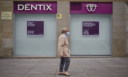 Una mujer pasea frente a una clínica de Dentix en Pamplona.