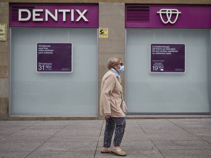Una mujer pasea frente a una clínica de Dentix en Pamplona.