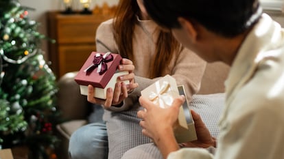 Artículo de EL PAÍS Escaparate sobre regalos para parejas con los que acertarás en Navidad.