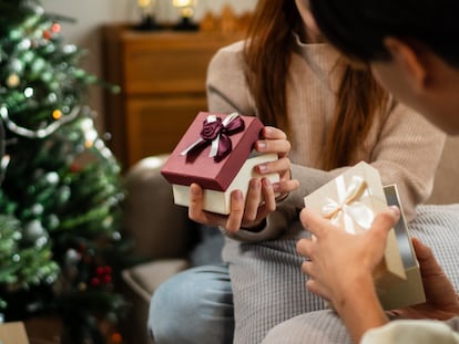 Artículo de EL PAÍS Escaparate sobre regalos para parejas con los que acertarás en Navidad.