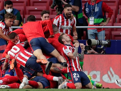 Los jugadores del Atlético de Madrid celebran el decisivo gol de Luis Suárez en el minuto 88.