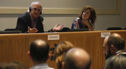 El escritor Petros M&aacute;rkaris y la periodista de EL PA&Iacute;S Berna Gonz&aacute;lez Harbour, ayer en el CaixaForum, en Madrid.  