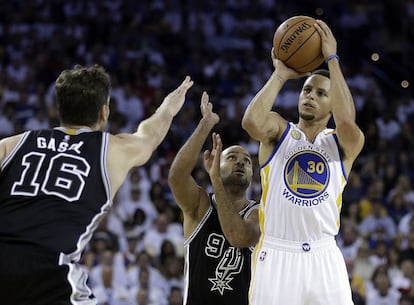 Stephen Curry arremessa diante de Parker e Pau Gasol.