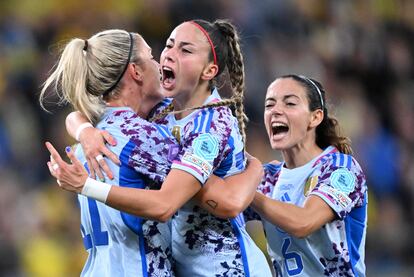 Athenea del Castillo, en el centro, celebra con Alexia Putellas y Aitana Bonmati la consecución de un tanto.