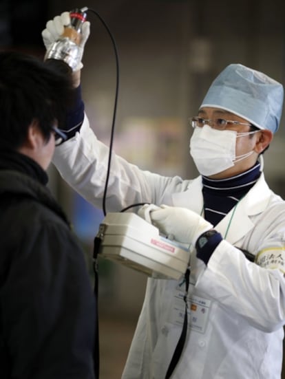 Un ciudadano de Koriyama es analizado para detectar si ha sido contaminado por la radiactividad de la central de Fukushima.